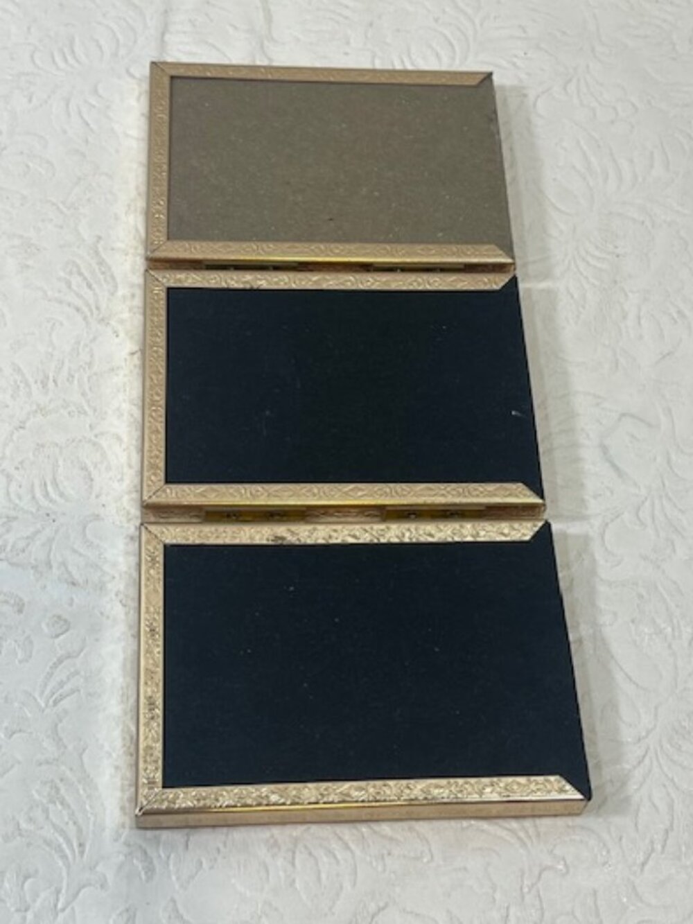 VTG Trifold Gold Tone Metal Hinged Mini Photo Frame Embossed Rope-Style Borders - Picture 9 of 11